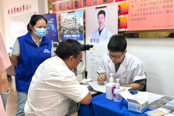 护眼拥军暖人心｜蒙自市军休所联合爱尔眼科开展军休干部眼健康关爱公益活动