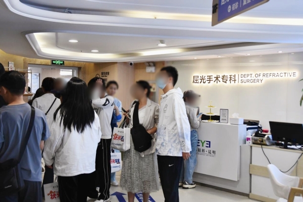 【媒体报道】高考后近视手术热！昆明爱尔眼科医院多举措护航学子精准智能安全高效摘镜